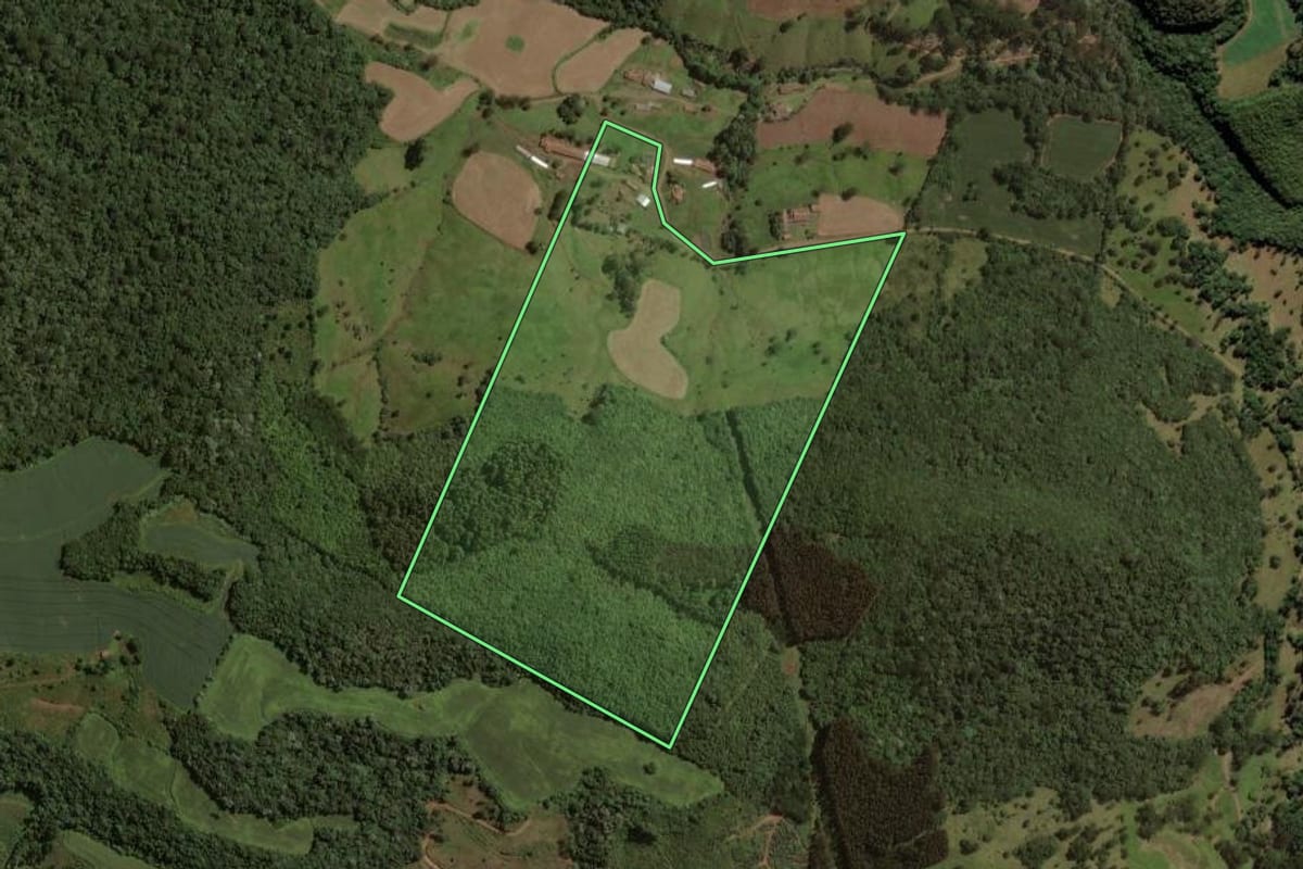 Imagem de satélite do imóvel rural em Treze Tílias (SC), com o contorno declarado no CAR desenhado por cima.