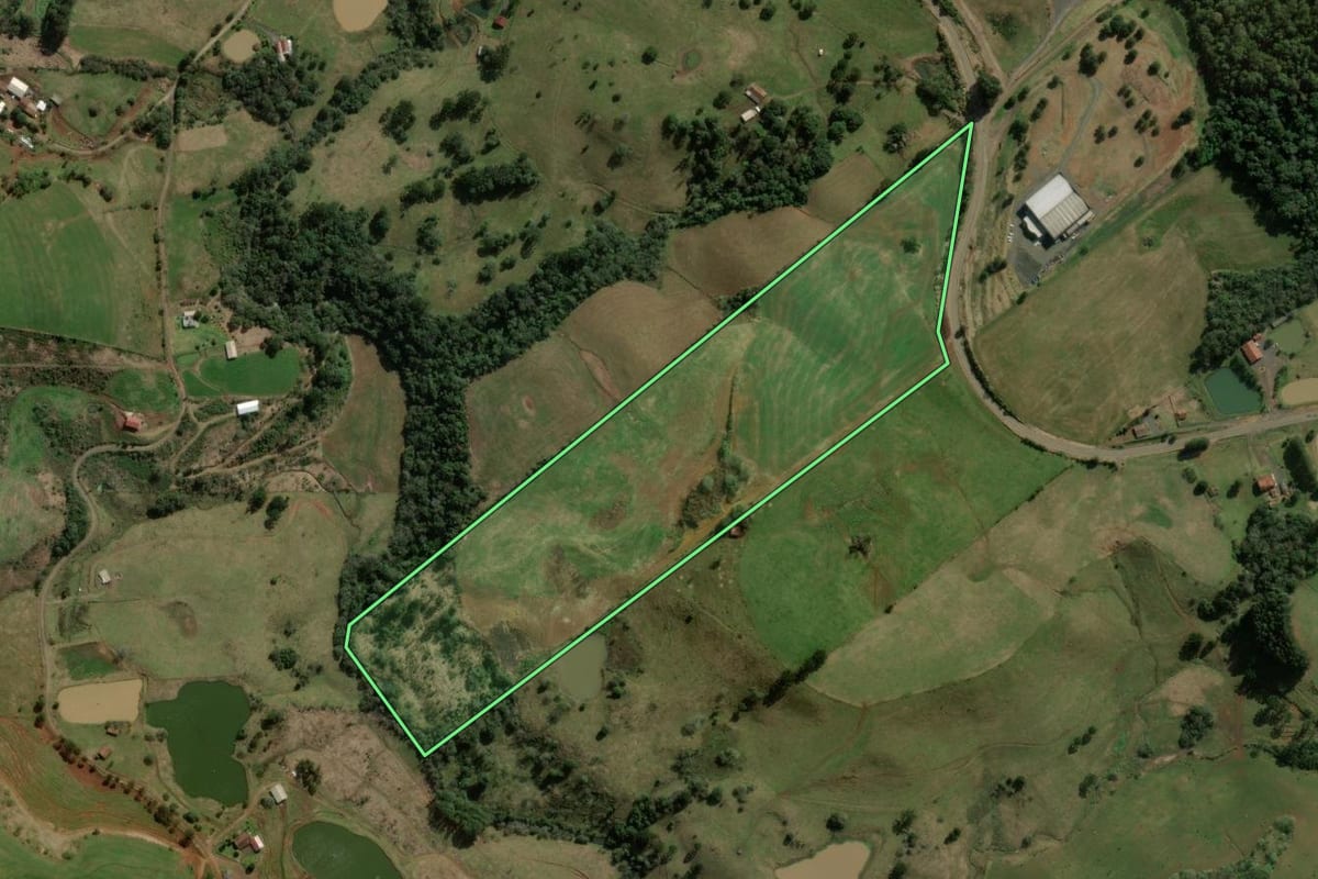 Imagem de satélite do imóvel rural em Treze Tílias (SC), com o contorno declarado no CAR desenhado por cima.