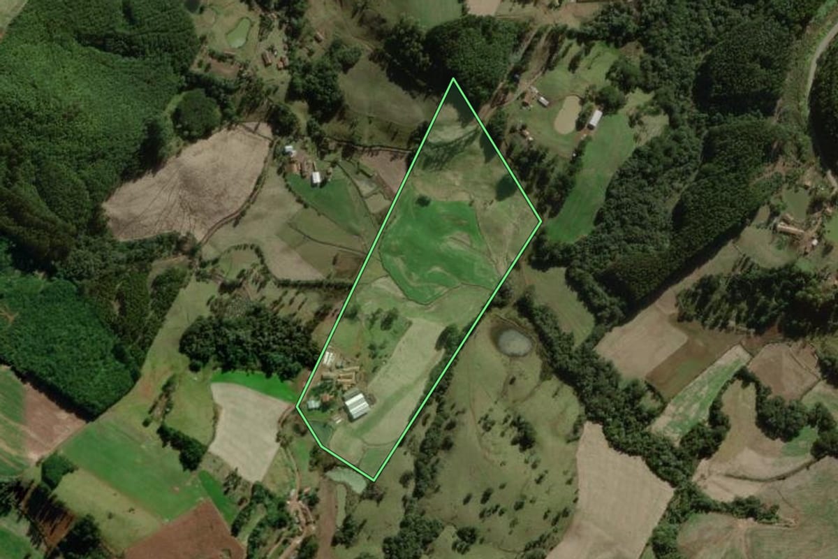 Imagem de satélite do imóvel rural em Treze Tílias (SC), com o contorno declarado no CAR desenhado por cima.