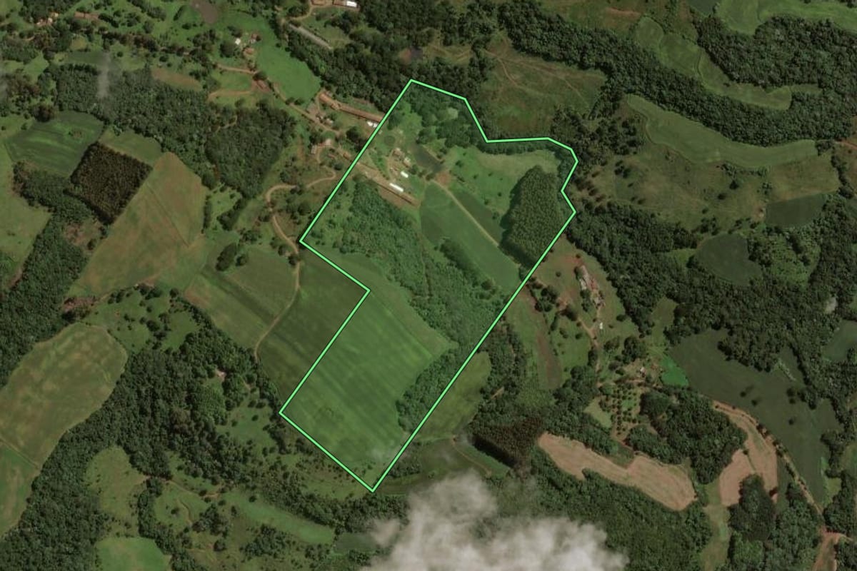 Imagem de satélite do imóvel rural em Treze Tílias (SC), com o contorno declarado no CAR desenhado por cima.
