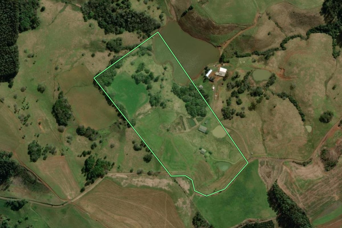 Imagem de satélite do imóvel rural em Treze Tílias (SC), com o contorno declarado no CAR desenhado por cima.