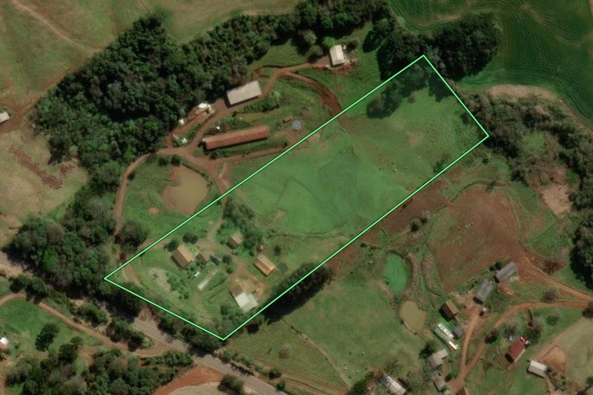 Imagem de satélite do imóvel rural em Treze Tílias (SC), com o contorno declarado no CAR desenhado por cima.