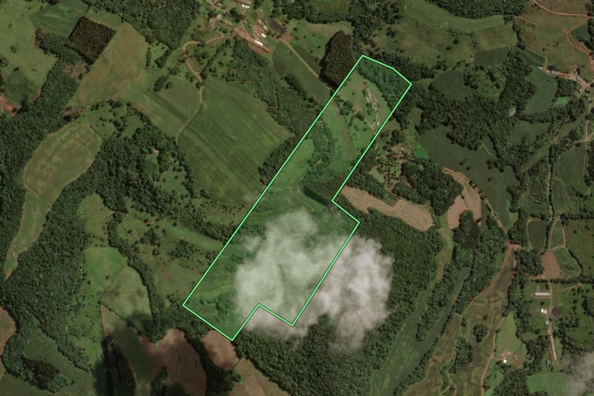 Imagem de satélite do imóvel rural em Treze Tílias (SC), com o contorno declarado no CAR desenhado por cima.