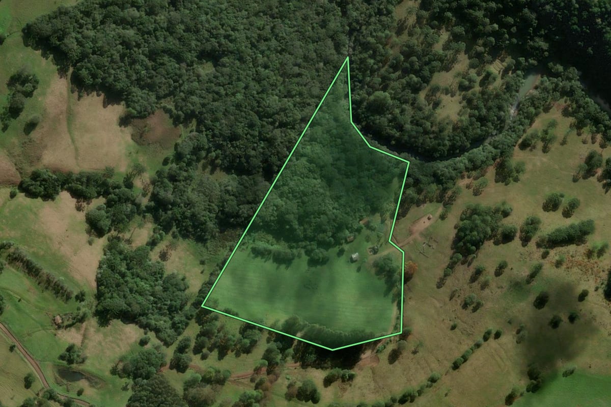 Imagem de satélite do imóvel rural em Treze Tílias (SC), com o contorno declarado no CAR desenhado por cima.