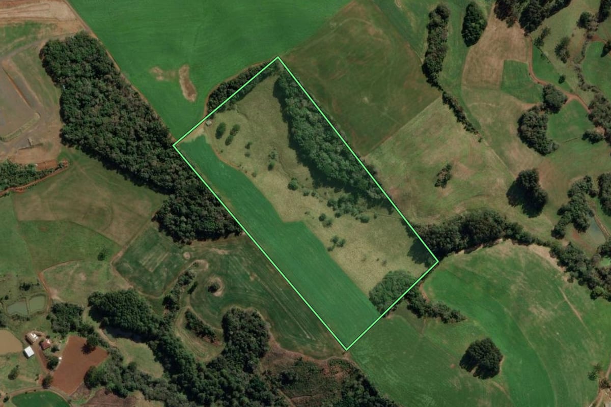 Imagem de satélite do imóvel rural em Treze Tílias (SC), com o contorno declarado no CAR desenhado por cima.