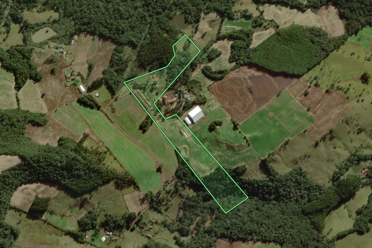 Imagem de satélite do imóvel rural em Treze Tílias (SC), com o contorno declarado no CAR desenhado por cima.
