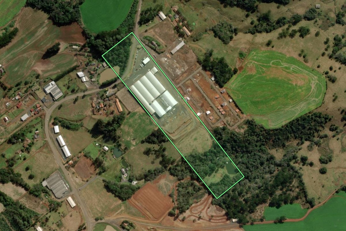 Imagem de satélite do imóvel rural em Treze Tílias (SC), com o contorno declarado no CAR desenhado por cima.
