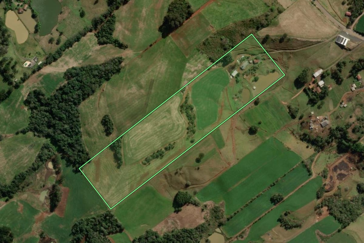 Imagem de satélite do imóvel rural em Treze Tílias (SC), com o contorno declarado no CAR desenhado por cima.