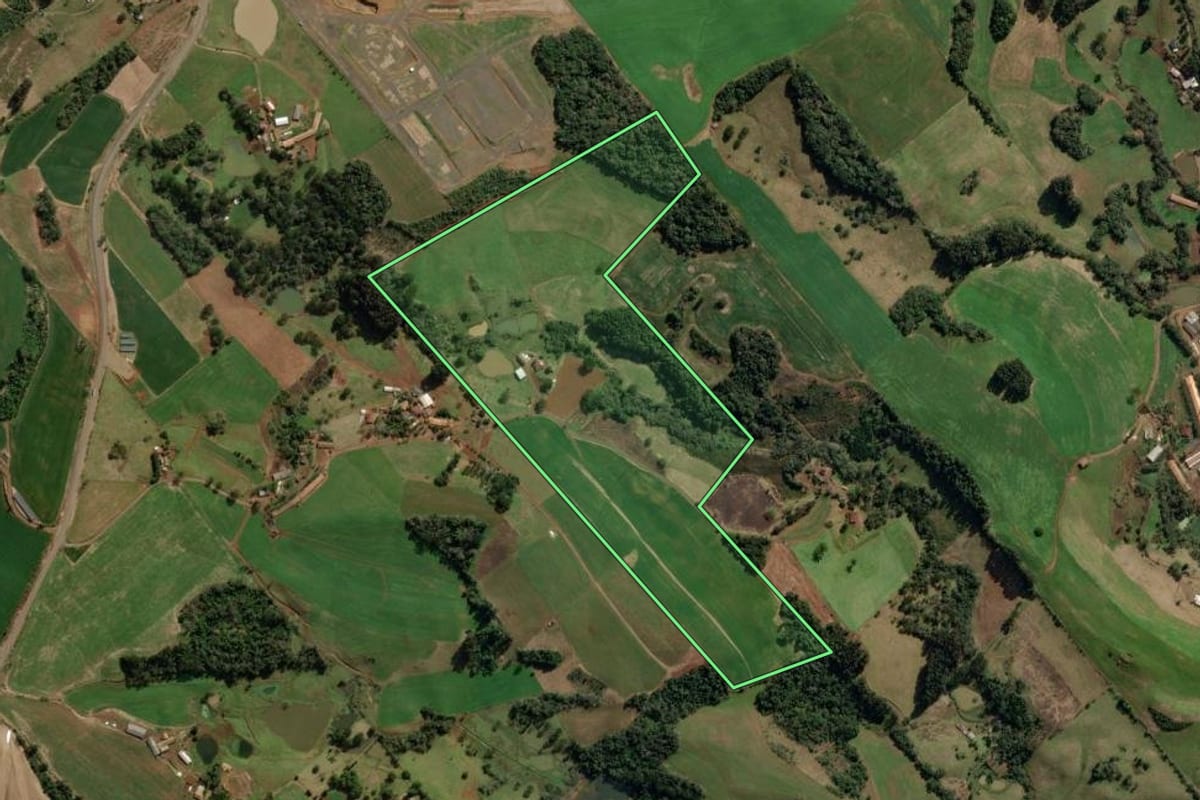 Imagem de satélite do imóvel rural em Treze Tílias (SC), com o contorno declarado no CAR desenhado por cima.