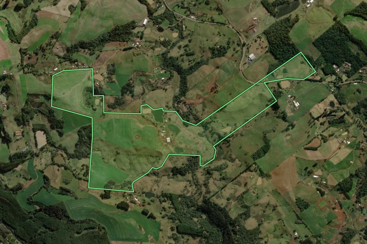 Imagem de satélite do imóvel rural em Treze Tílias (SC), com o contorno declarado no CAR desenhado por cima.