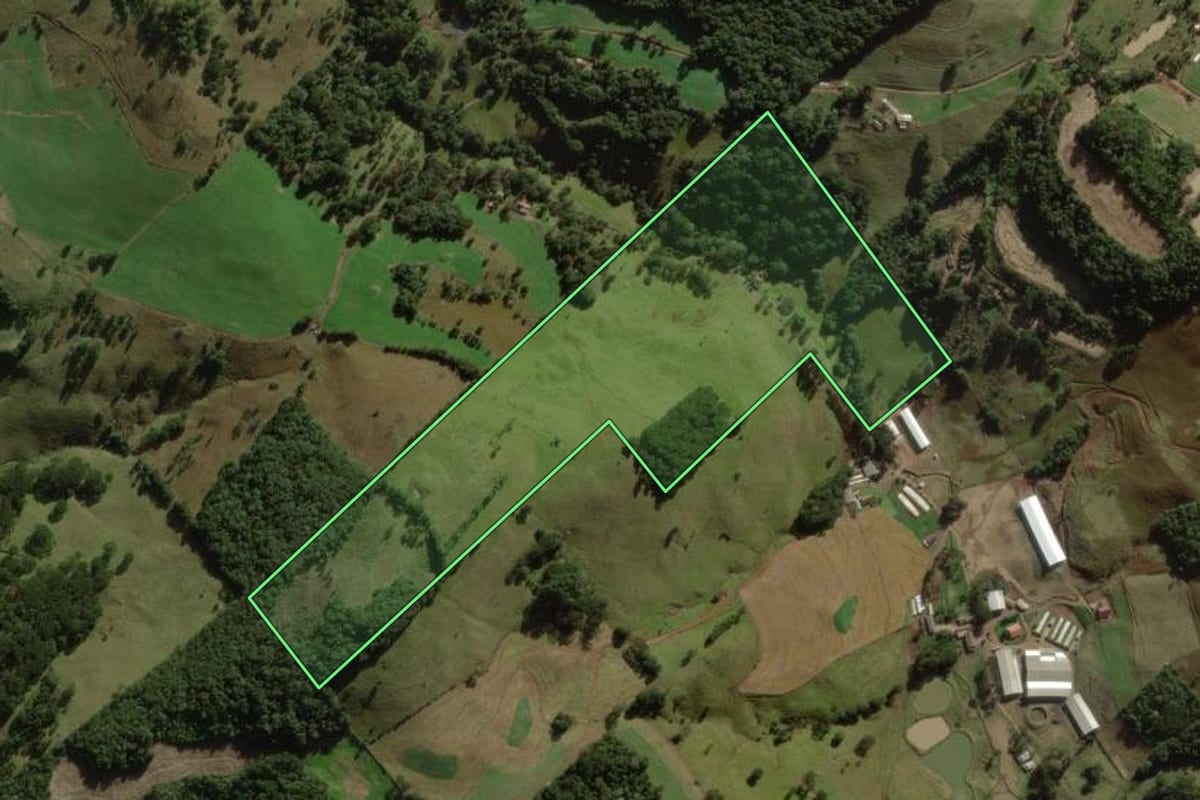 Imagem de satélite do imóvel rural em Treze Tílias (SC), com o contorno declarado no CAR desenhado por cima.