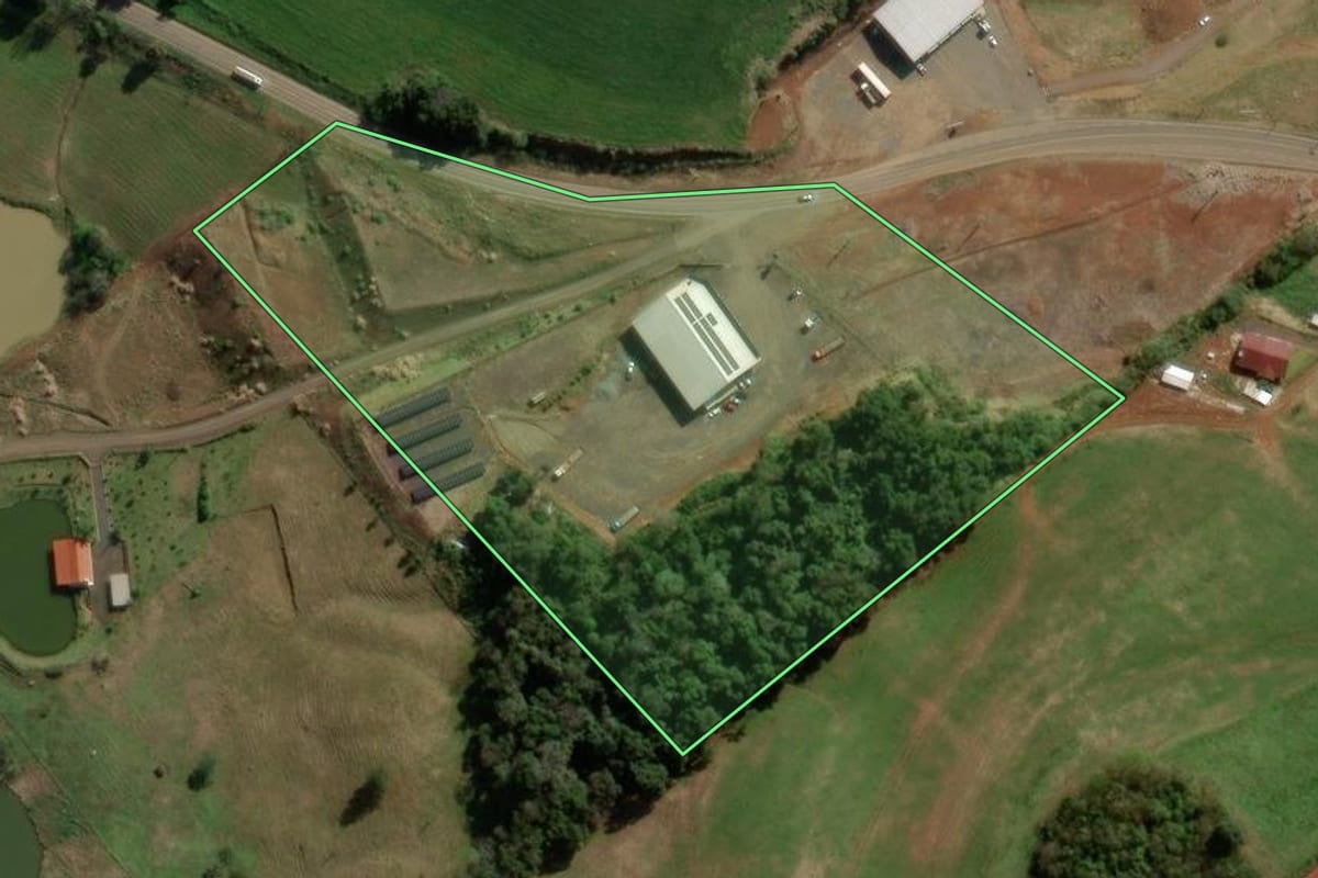 Imagem de satélite do imóvel rural em Treze Tílias (SC), com o contorno declarado no CAR desenhado por cima.