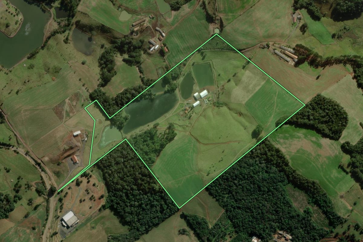 Imagem de satélite do imóvel rural em Treze Tílias (SC), com o contorno declarado no CAR desenhado por cima.