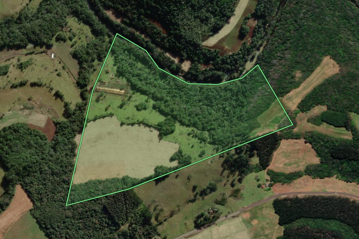 Imagem de satélite do imóvel rural em Treze Tílias (SC), com o contorno declarado no CAR desenhado por cima.