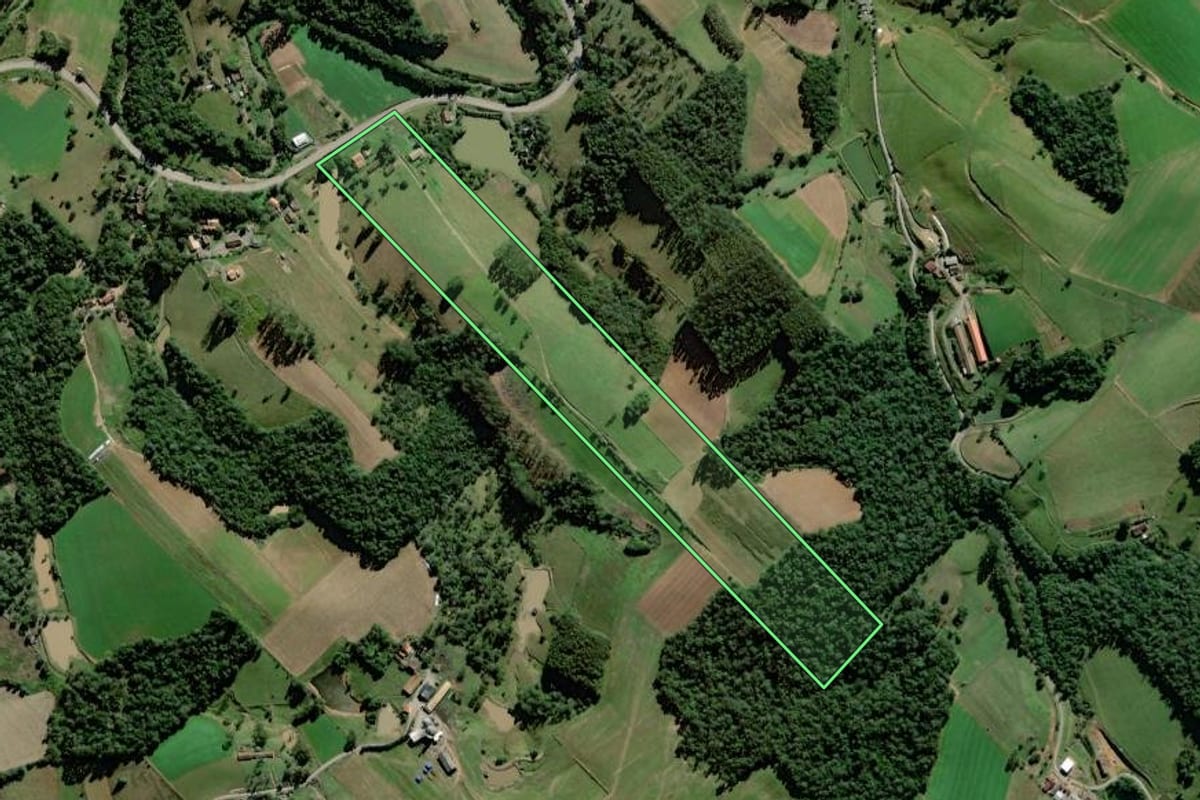 Imagem de satélite do imóvel rural em Trombudo Central (SC), com o contorno declarado no CAR desenhado por cima.