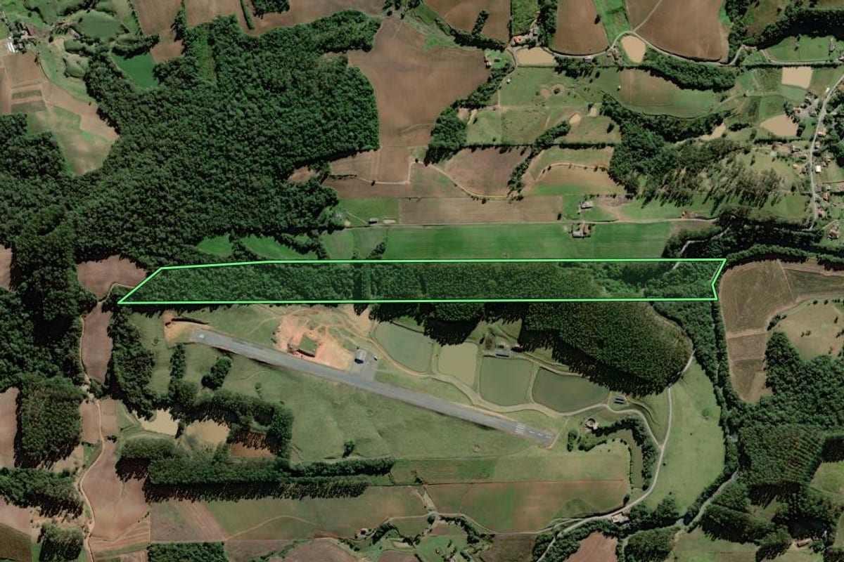 Imagem de satélite do imóvel rural em Trombudo Central (SC), com o contorno declarado no CAR desenhado por cima.