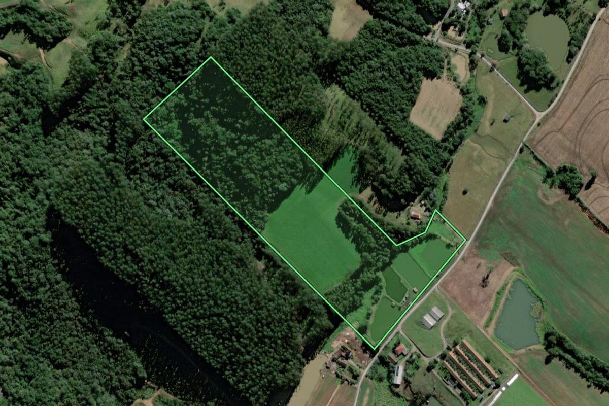 Imagem de satélite do imóvel rural em Trombudo Central (SC), com o contorno declarado no CAR desenhado por cima.