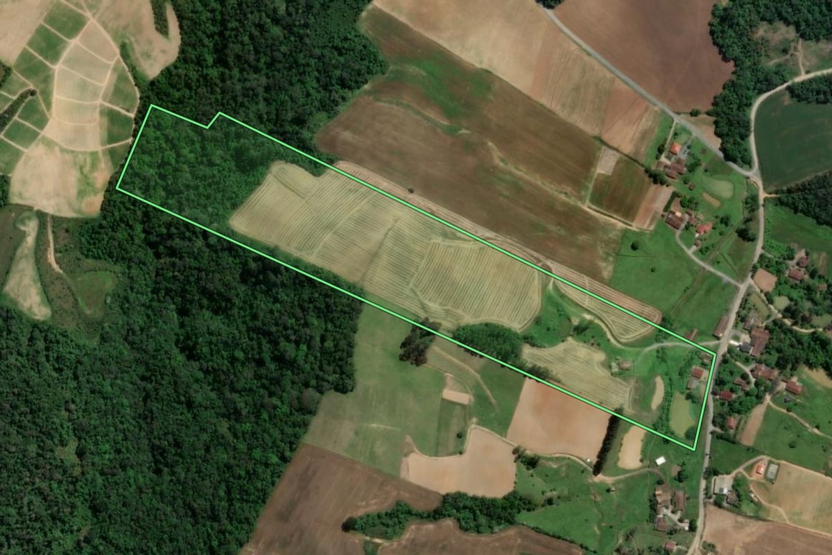 Imagem de satélite do imóvel rural em Trombudo Central (SC), com o contorno declarado no CAR desenhado por cima.