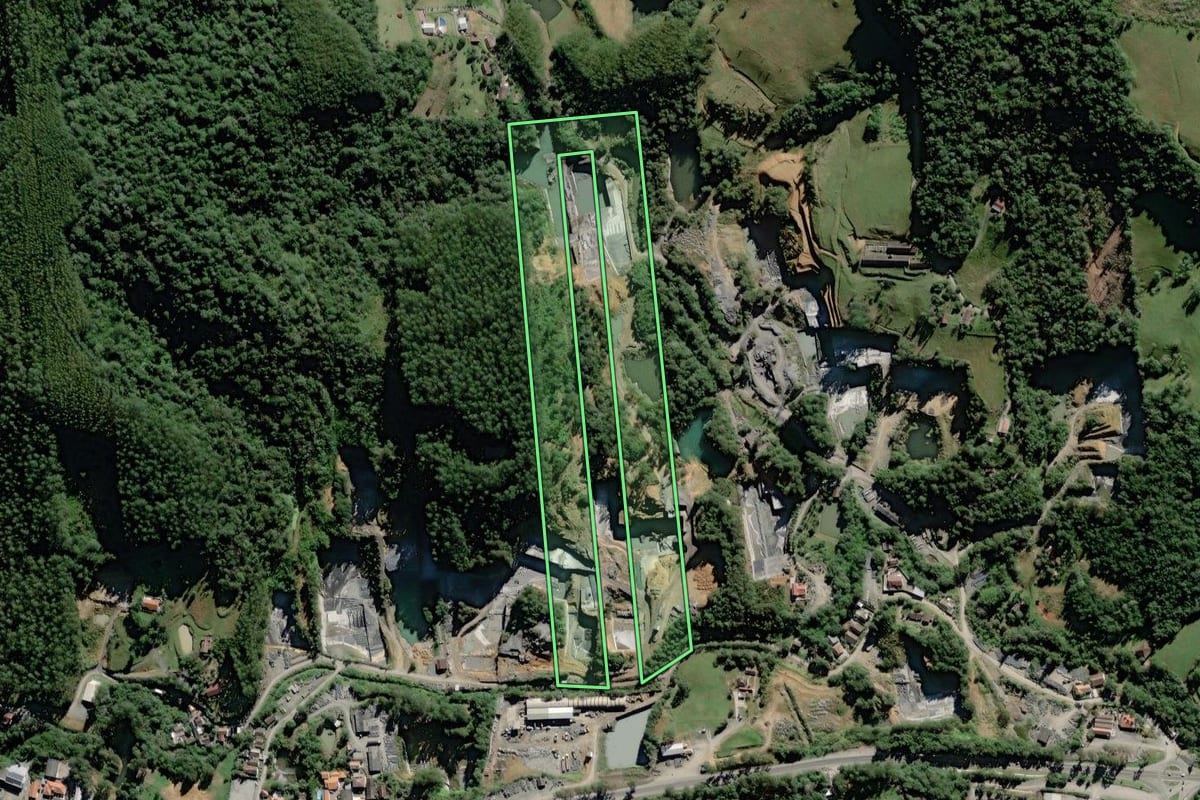 Imagem de satélite do imóvel rural em Trombudo Central (SC), com o contorno declarado no CAR desenhado por cima.