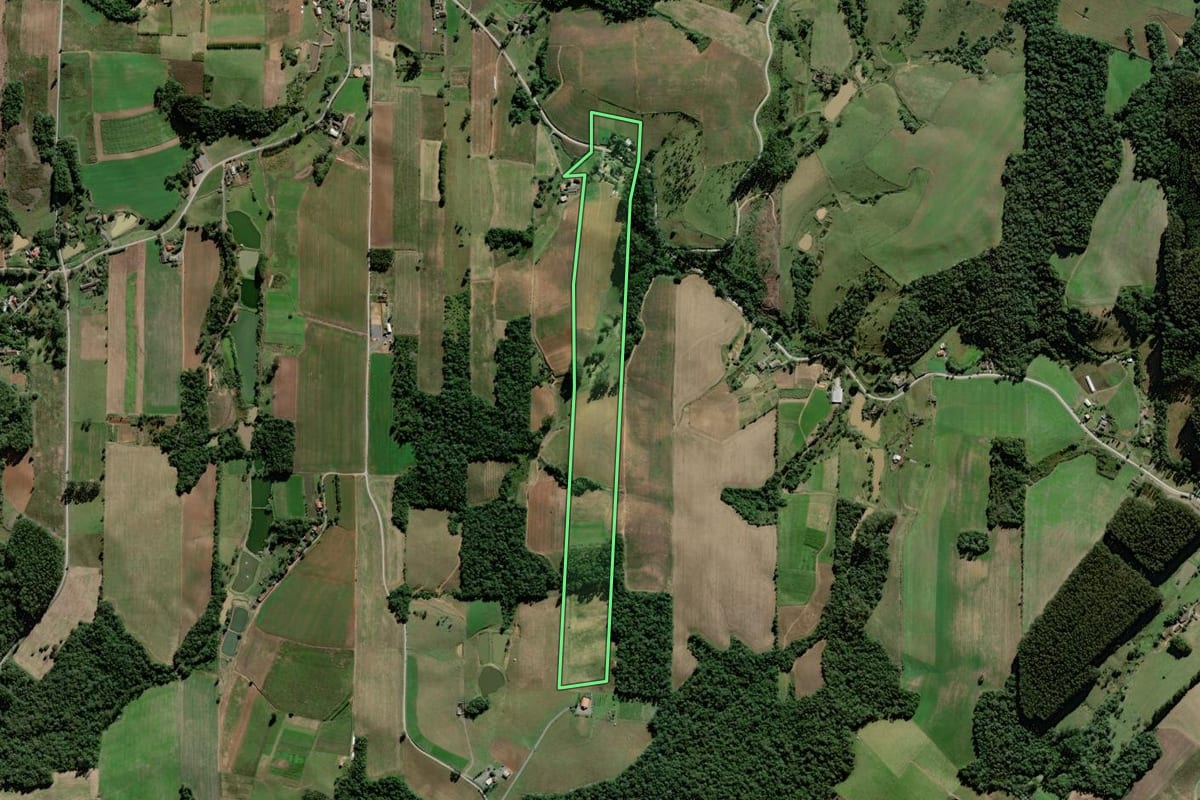 Imagem de satélite do imóvel rural em Trombudo Central (SC), com o contorno declarado no CAR desenhado por cima.