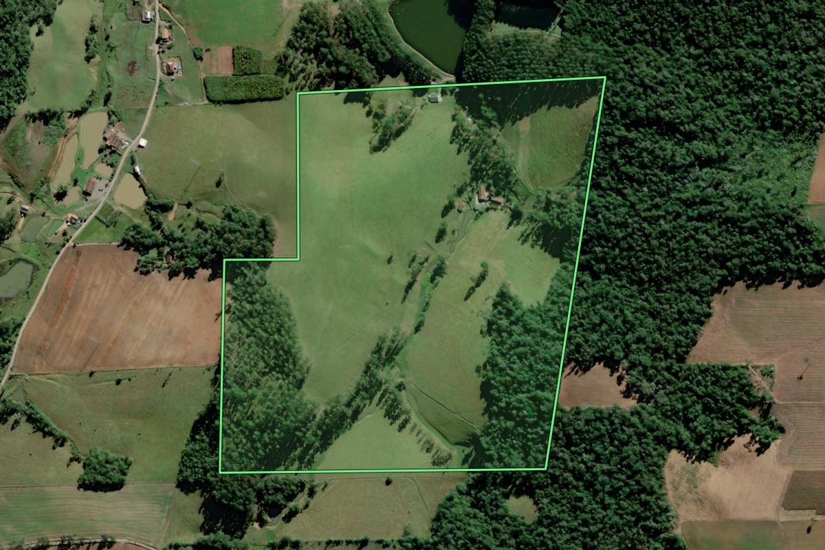 Imagem de satélite do imóvel rural em Trombudo Central (SC), com o contorno declarado no CAR desenhado por cima.