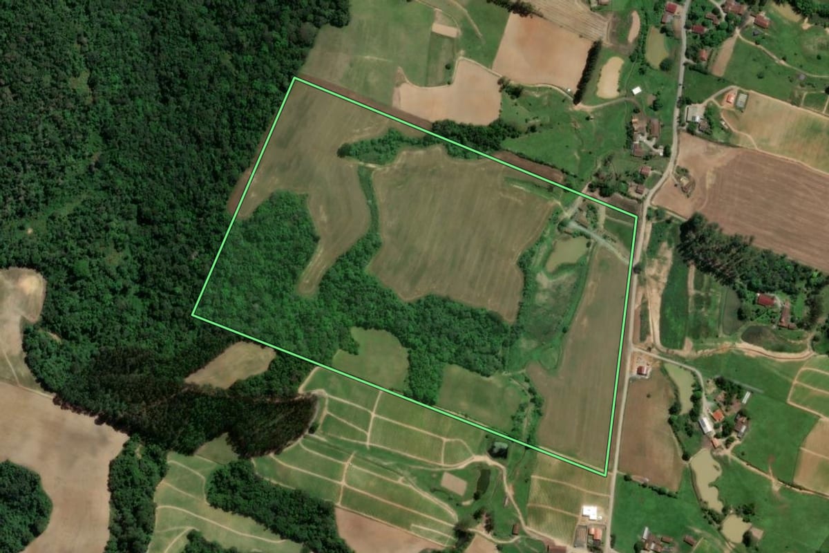 Imagem de satélite do imóvel rural em Trombudo Central (SC), com o contorno declarado no CAR desenhado por cima.