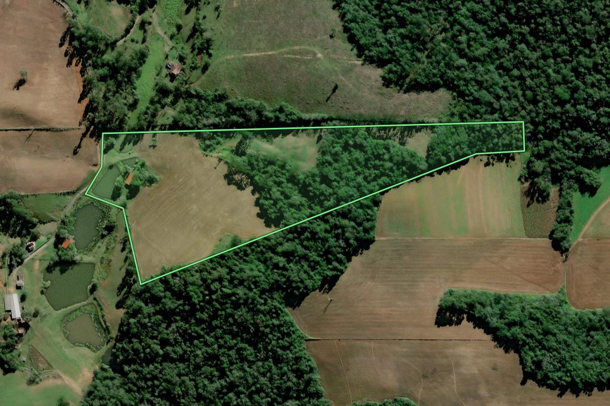 Imagem de satélite do imóvel rural em Trombudo Central (SC), com o contorno declarado no CAR desenhado por cima.