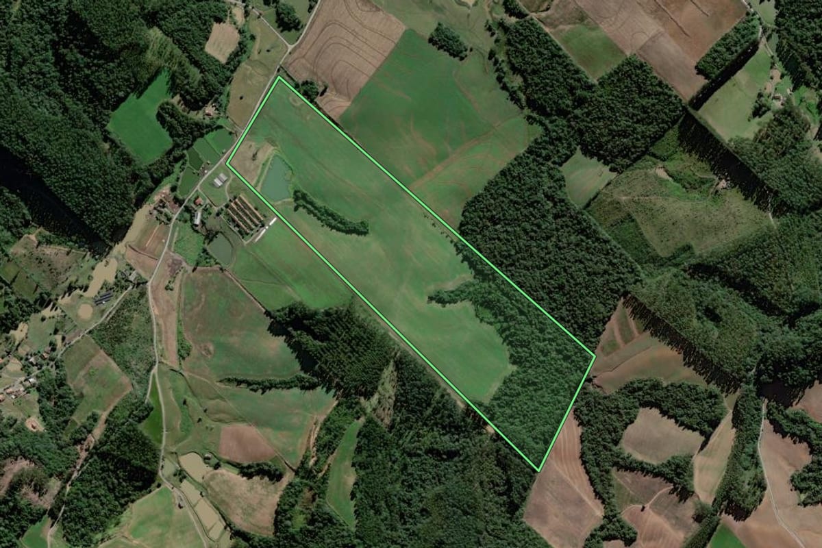 Imagem de satélite do imóvel rural em Trombudo Central (SC), com o contorno declarado no CAR desenhado por cima.