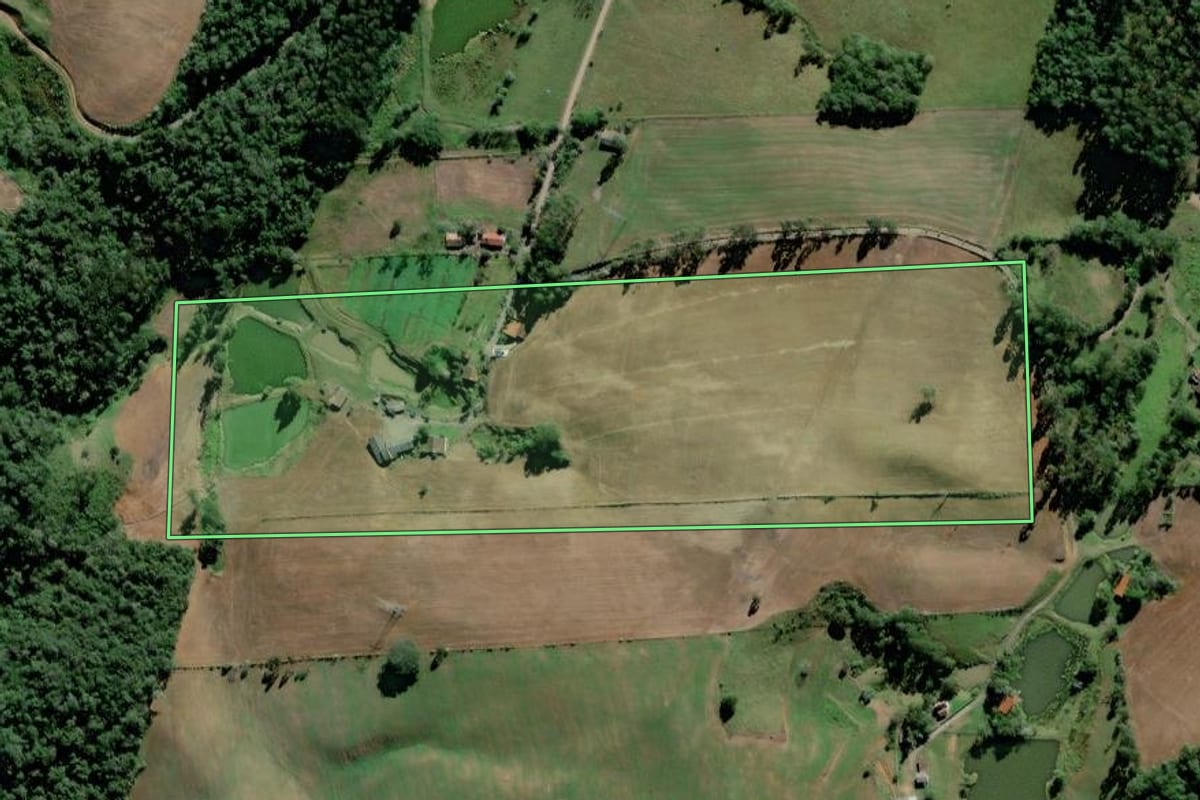 Imagem de satélite do imóvel rural em Trombudo Central (SC), com o contorno declarado no CAR desenhado por cima.