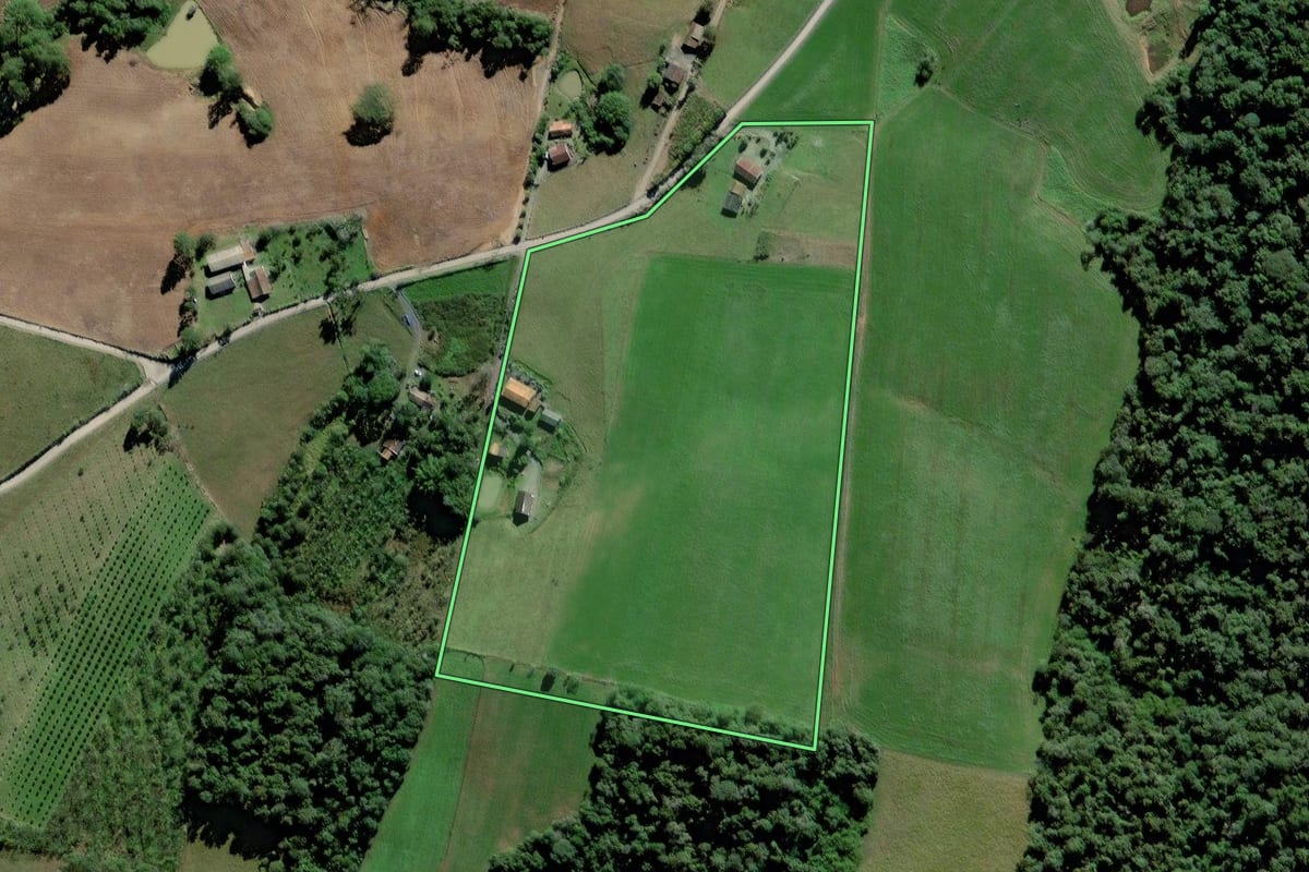 Imagem de satélite do imóvel rural em Trombudo Central (SC), com o contorno declarado no CAR desenhado por cima.