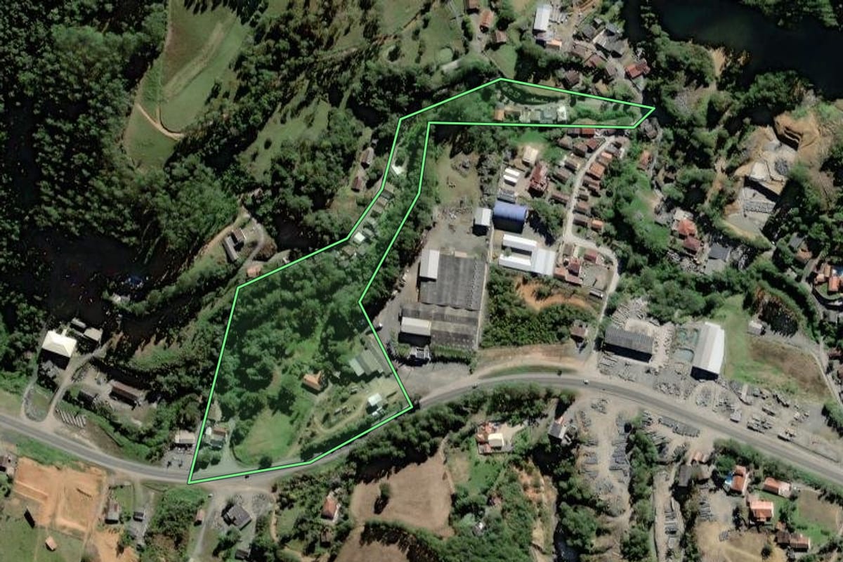 Imagem de satélite do imóvel rural em Trombudo Central (SC), com o contorno declarado no CAR desenhado por cima.
