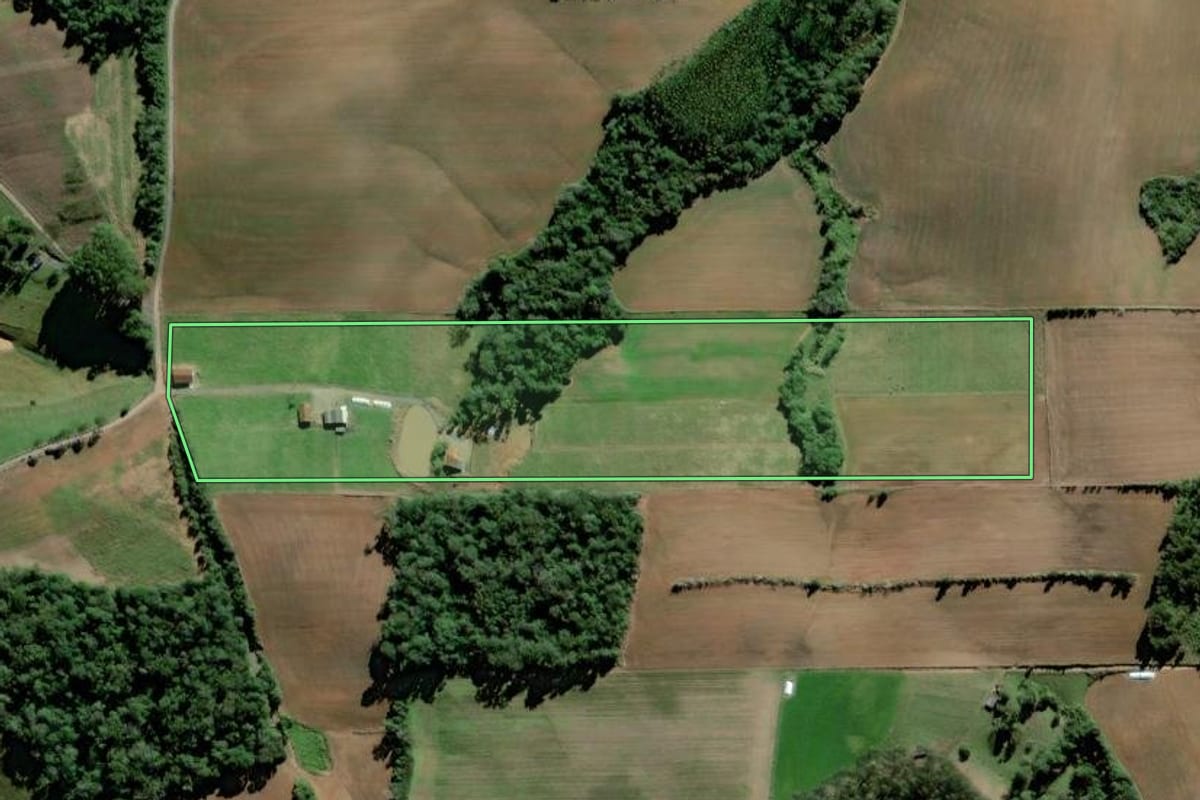 Imagem de satélite do imóvel rural em Trombudo Central (SC), com o contorno declarado no CAR desenhado por cima.