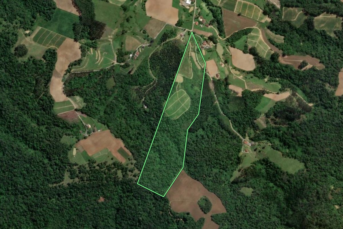 Imagem de satélite do imóvel rural em Trombudo Central (SC), com o contorno declarado no CAR desenhado por cima.