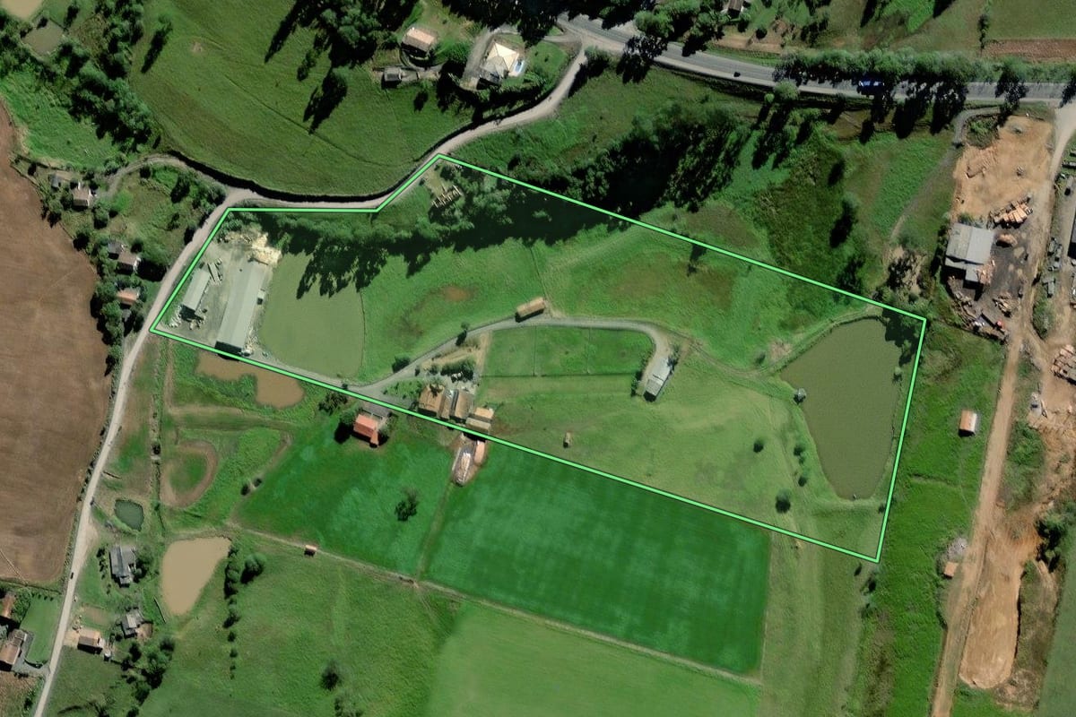 Imagem de satélite do imóvel rural em Trombudo Central (SC), com o contorno declarado no CAR desenhado por cima.