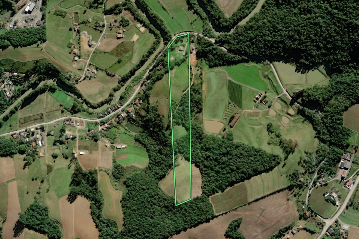 Imagem de satélite do imóvel rural em Trombudo Central (SC), com o contorno declarado no CAR desenhado por cima.
