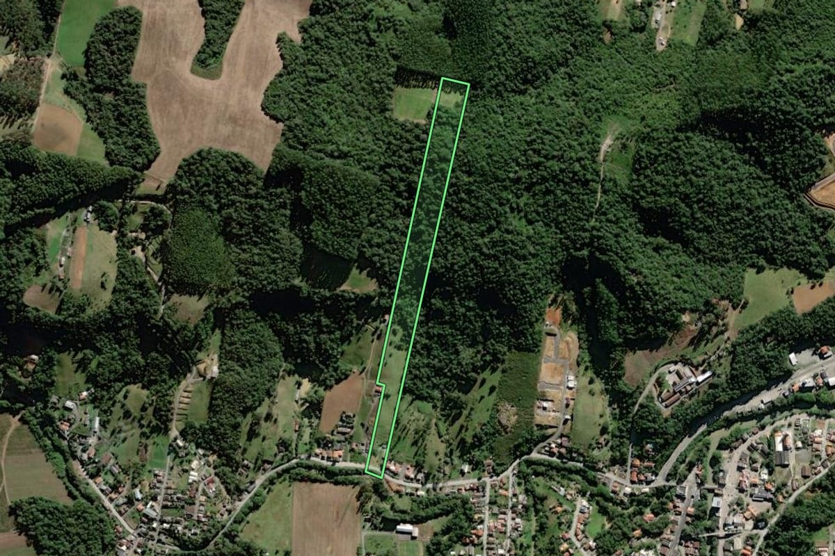 Imagem de satélite do imóvel rural em Trombudo Central (SC), com o contorno declarado no CAR desenhado por cima.