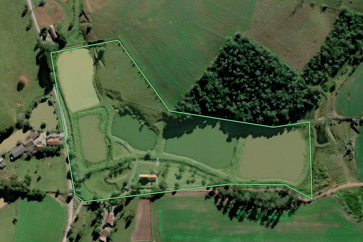 Imagem de satélite do imóvel rural em Trombudo Central (SC), com o contorno declarado no CAR desenhado por cima.
