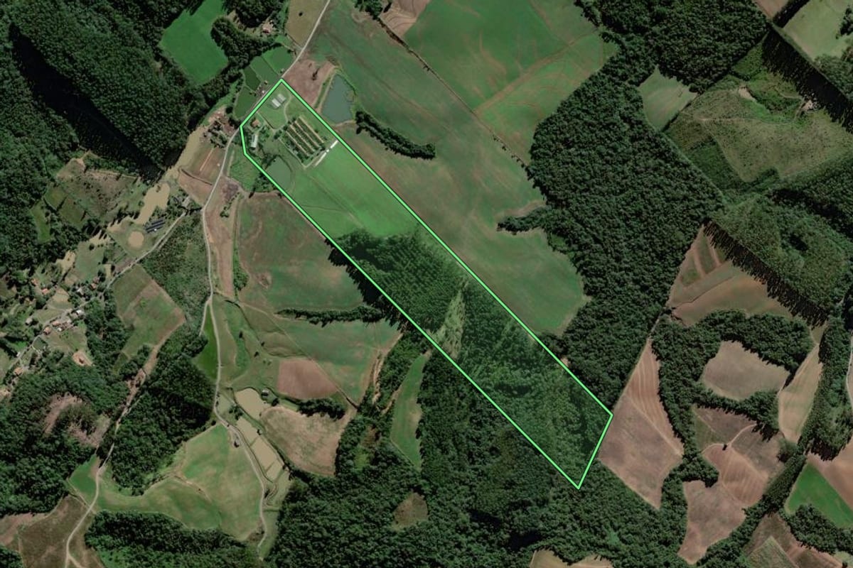 Imagem de satélite do imóvel rural em Trombudo Central (SC), com o contorno declarado no CAR desenhado por cima.