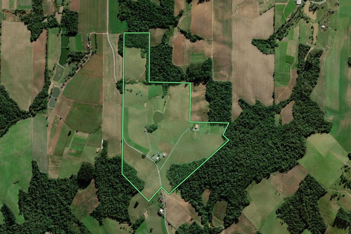 Imagem de satélite do imóvel rural em Trombudo Central (SC), com o contorno declarado no CAR desenhado por cima.
