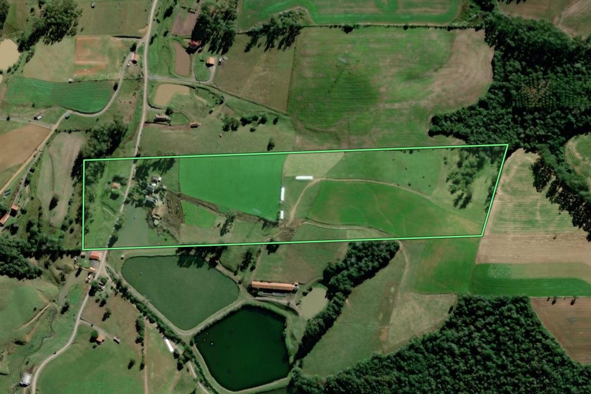 Imagem de satélite do imóvel rural em Trombudo Central (SC), com o contorno declarado no CAR desenhado por cima.