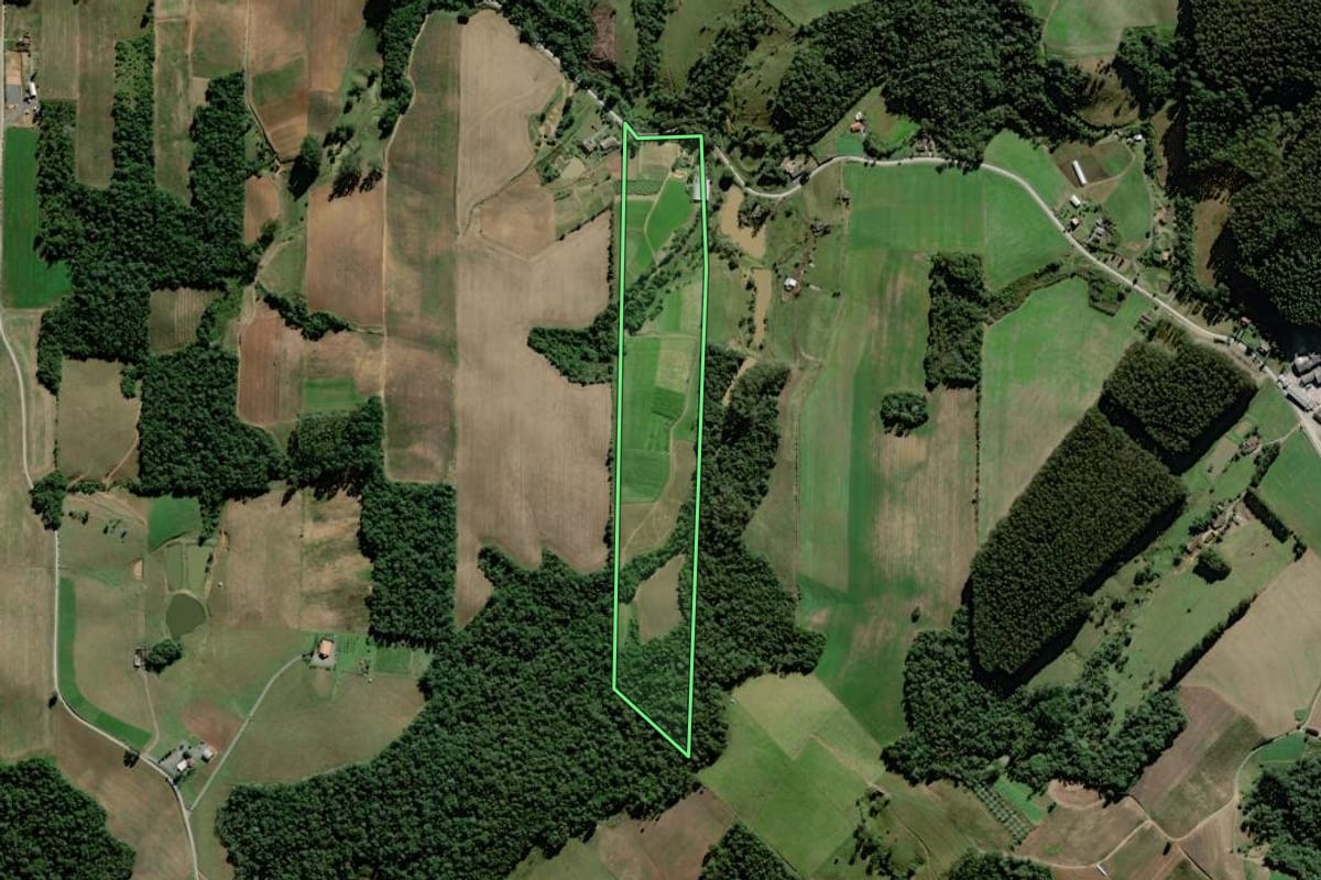 Imagem de satélite do imóvel rural em Trombudo Central (SC), com o contorno declarado no CAR desenhado por cima.