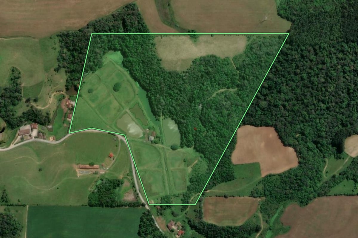 Imagem de satélite do imóvel rural em Trombudo Central (SC), com o contorno declarado no CAR desenhado por cima.