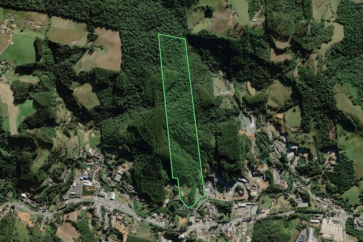 Imagem de satélite do imóvel rural em Trombudo Central (SC), com o contorno declarado no CAR desenhado por cima.