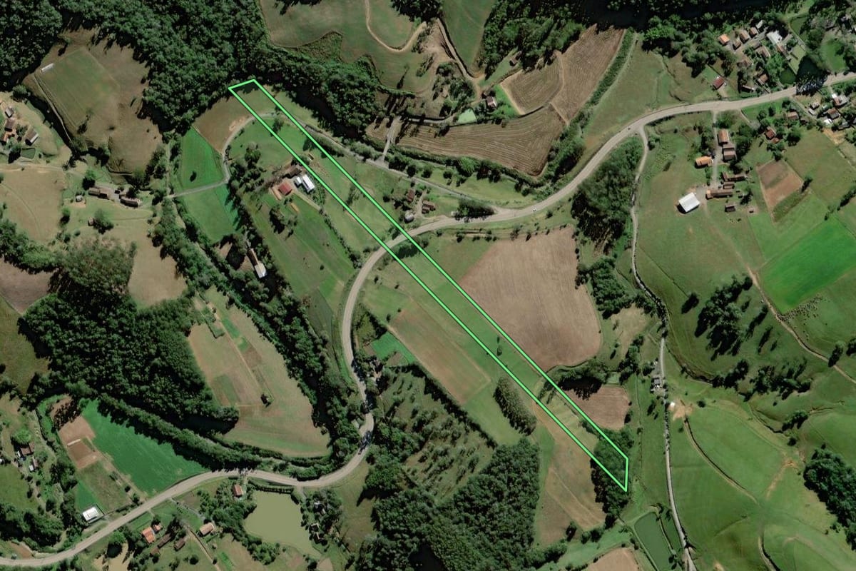Imagem de satélite do imóvel rural em Trombudo Central (SC), com o contorno declarado no CAR desenhado por cima.