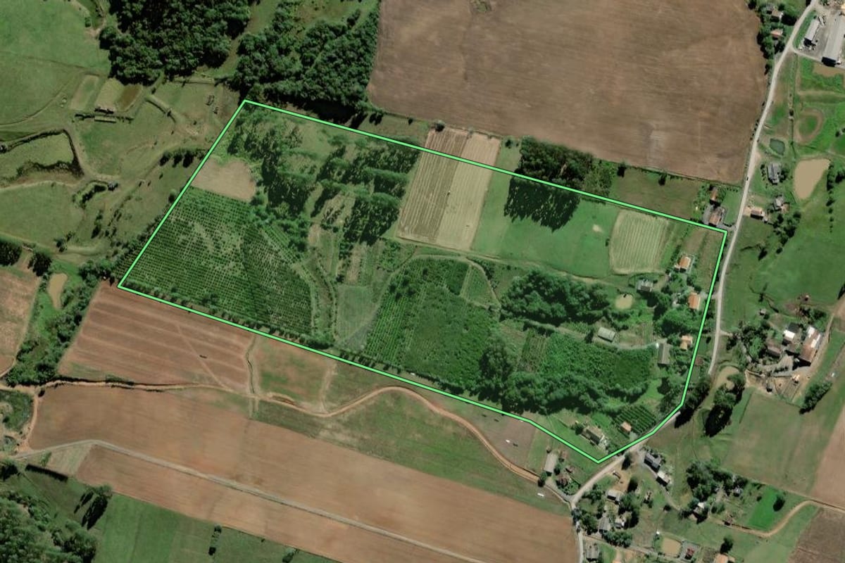 Imagem de satélite do imóvel rural em Trombudo Central (SC), com o contorno declarado no CAR desenhado por cima.