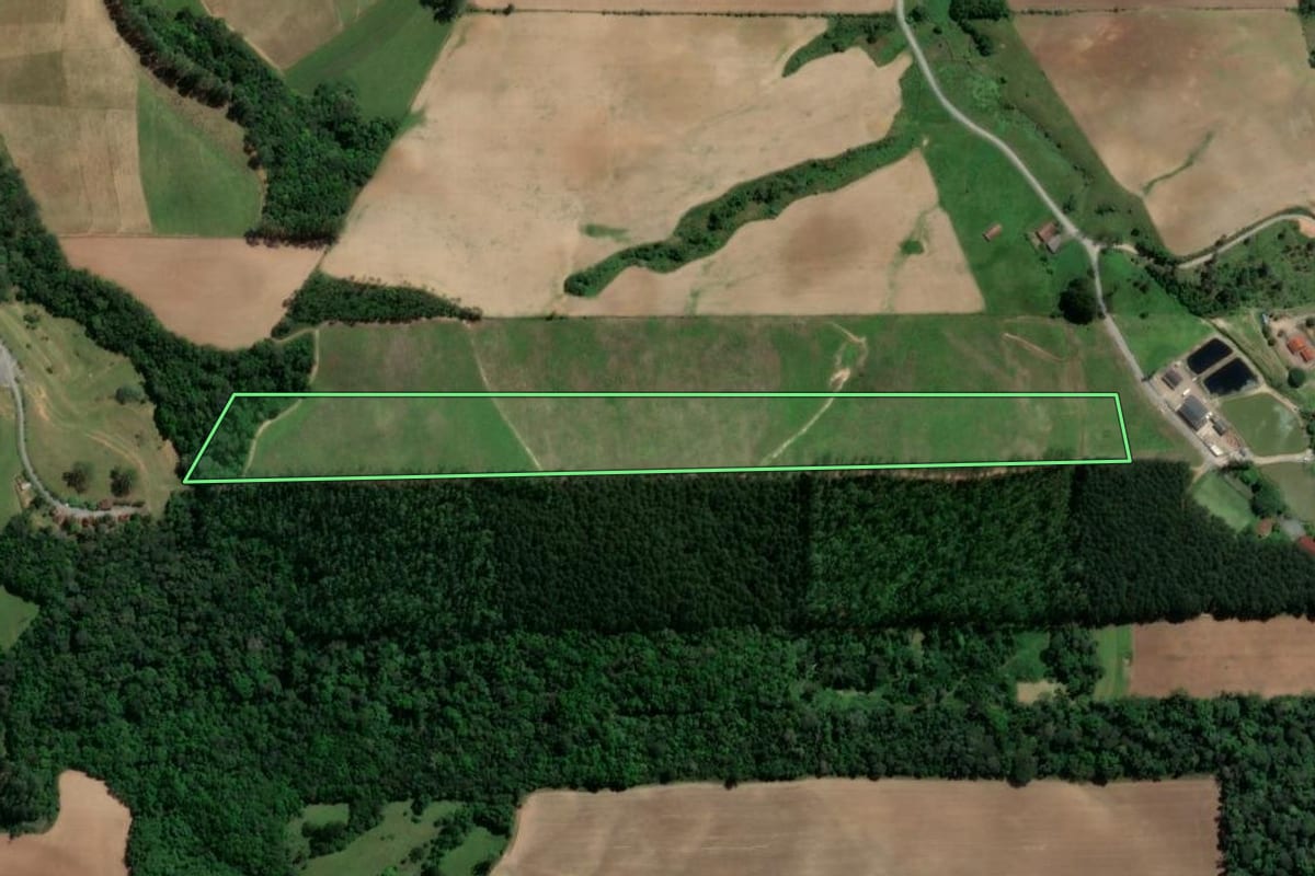 Imagem de satélite do imóvel rural em Trombudo Central (SC), com o contorno declarado no CAR desenhado por cima.