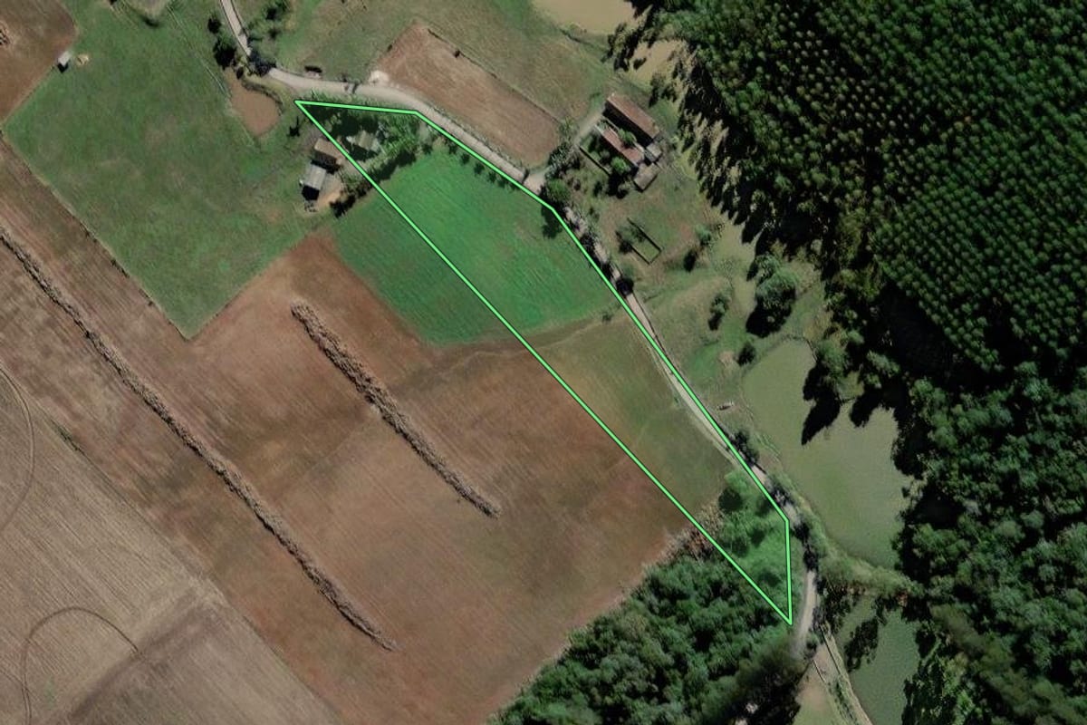 Imagem de satélite do imóvel rural em Trombudo Central (SC), com o contorno declarado no CAR desenhado por cima.