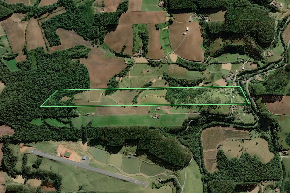 Imagem de satélite do imóvel rural em Trombudo Central (SC), com o contorno declarado no CAR desenhado por cima.