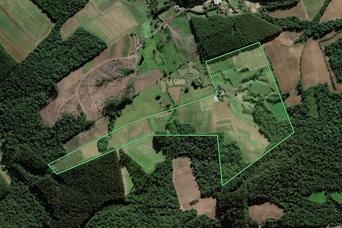 Imagem de satélite do imóvel rural em Trombudo Central (SC), com o contorno declarado no CAR desenhado por cima.