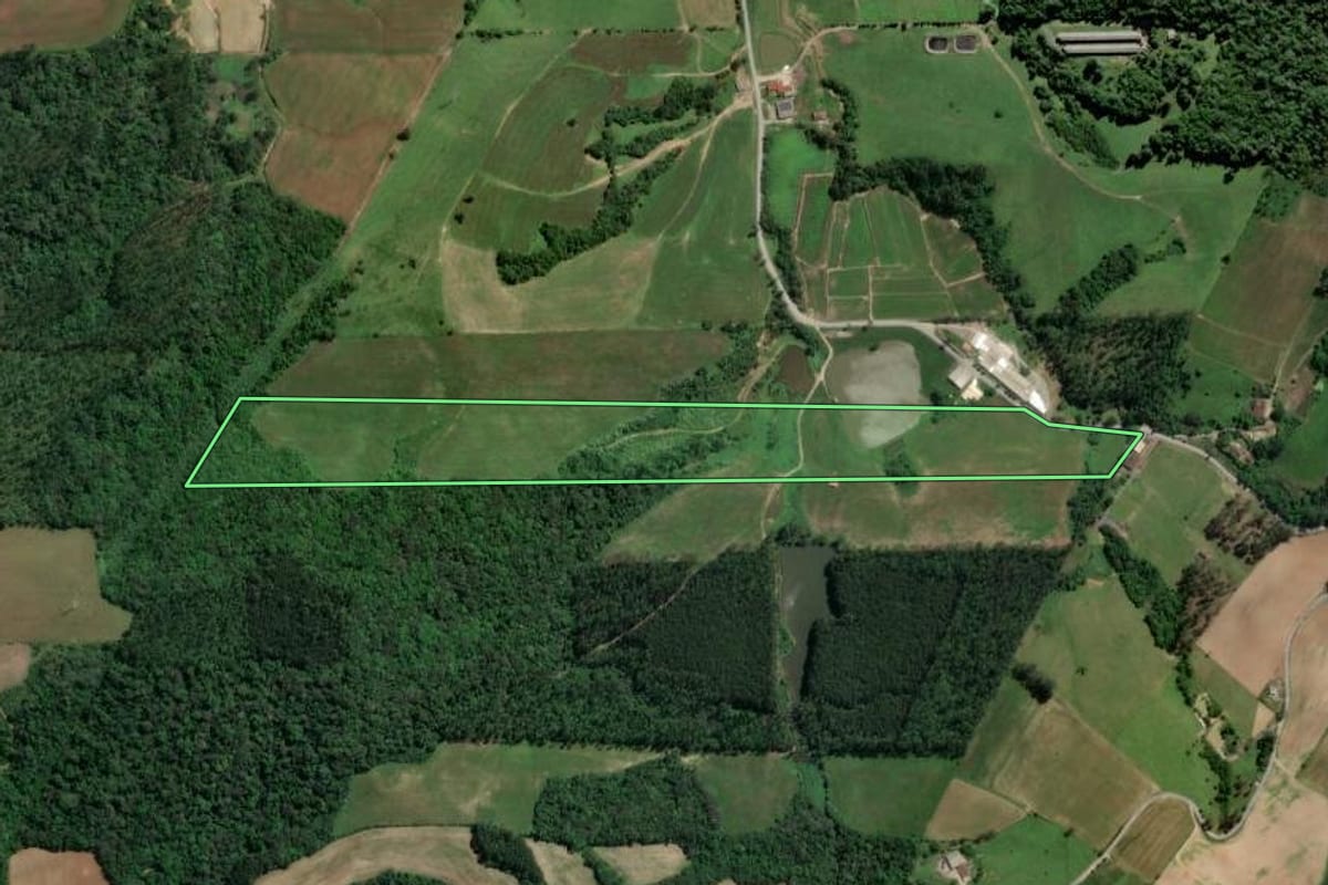 Imagem de satélite do imóvel rural em Trombudo Central (SC), com o contorno declarado no CAR desenhado por cima.